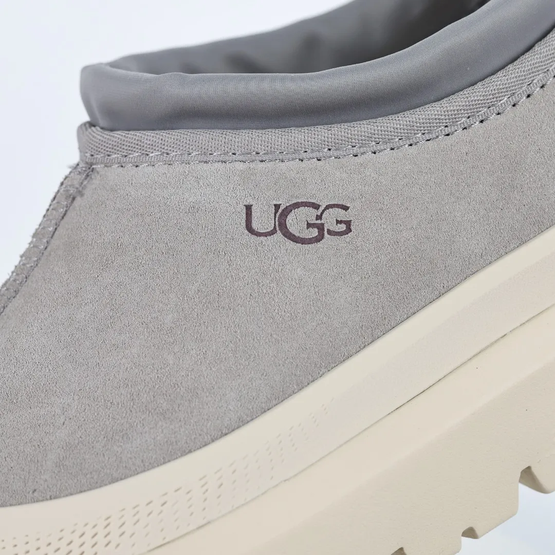 Pick up locally 💰620 Core recommendation Good price Cashmere insoles are a good choice for keeping warm in winter and at home. In the new year, uug launched a series of styles, which are partially geared towards the preferences of young consumers and are also at the forefront of fashion trends. Shoe body material Water-repellent coated suede upper 17mm UGGPURE™ implanted wool insole Lightweight non-slip comfortable rubber outsole With brand LOGO Trademark Comes with a full set of packaging Size: 40 41 42 43 44